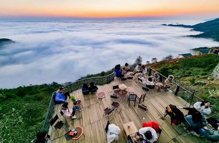 Thào Coffee Tà Xùa là nơi được du khách yêu thích khi có thể vừa uống cà phê vừa ngắm mây trôi chil chill