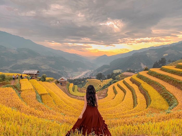 Bạn nên chọn những bộ đồ có màu sắc đơn giản hoặc vintage để có những bức hình xinh đẹp