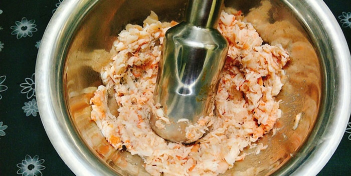 Ruốc tôm giã tay tỉ mỉ trong công đoạn chế biến