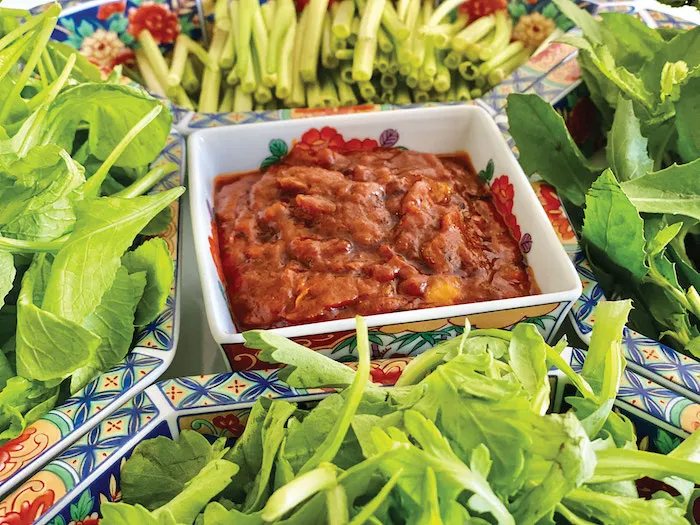 Mắm rươi ăn kèm bún và rau sống 