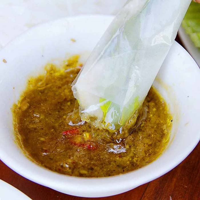 Mắm rươi làm nước chấm cho các món cuốn 