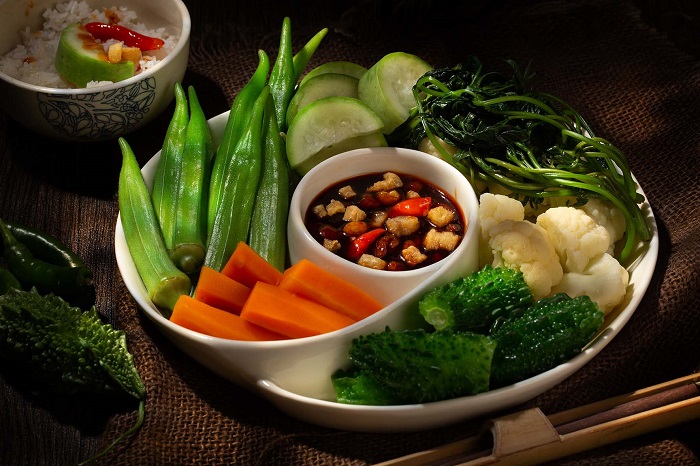 Mắm rươi ăn cùng rau củ quả luộc 