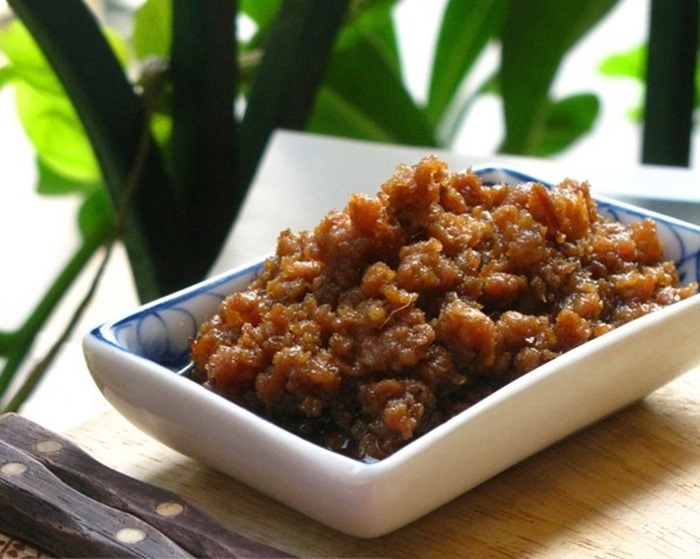 Mắm rươi chưng tôm nõn hoặc tóp mỡ 