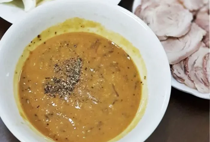 Mắm rươi dùng làm gia vị tẩm ướp cho các món nướng 