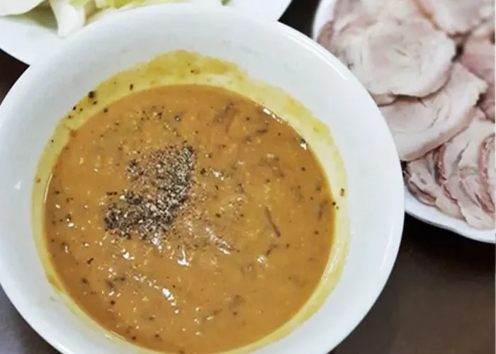 Mắm rươi dùng làm gia vị tẩm ướp cho các món nướng 