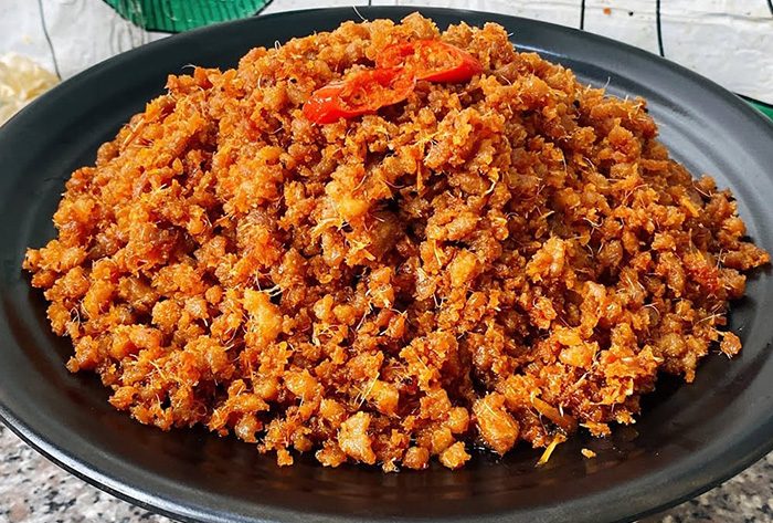 Thịt trưng mắm tép là món ăn dân dã quen thuộc với vị béo của thịt hòa quyện cùng mắm tép mặn ngọt vừa miệng.
