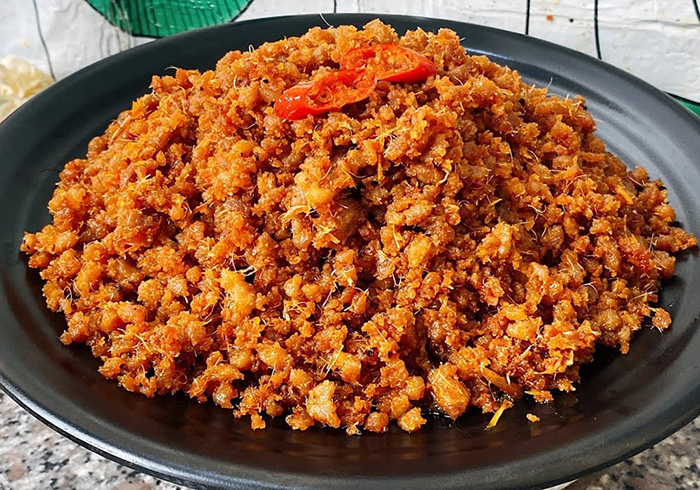 Thịt trưng mắm tép là món ăn dân dã quen thuộc với vị béo của thịt hòa quyện cùng mắm tép mặn ngọt vừa miệng.